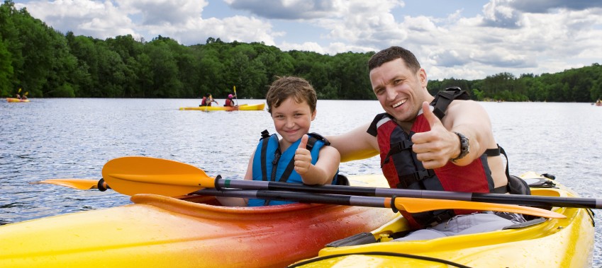 Un père et son fils font du kayak