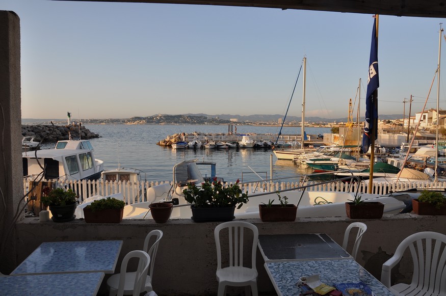 Prendre le petit déjeuner avec vue sur la mer et Marseille...